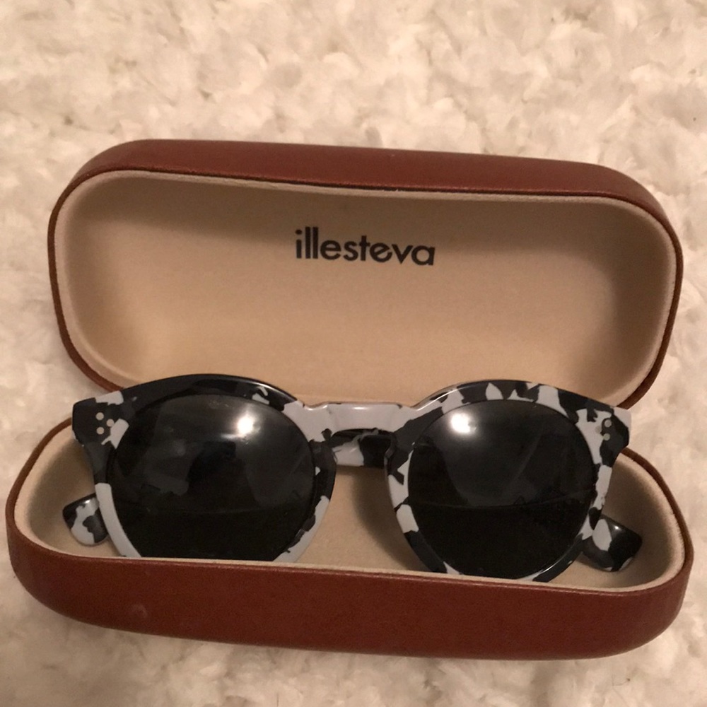 Illesteva sunglasses comes with case!